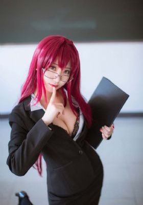 赤裸红唇